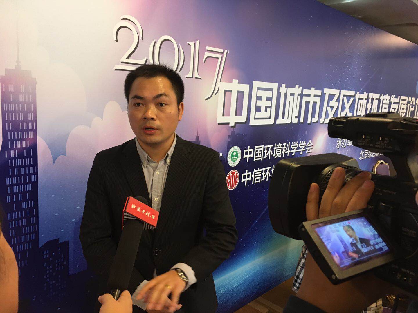 何總接受采訪 何總接受采訪