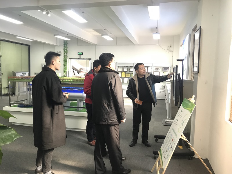 嘉賓觀看智慧運(yùn)維系統(tǒng)演示 嘉賓觀看智慧運(yùn)維系統(tǒng)演示